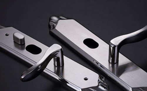 鎮江車鑰匙鎖后備箱了怎么辦